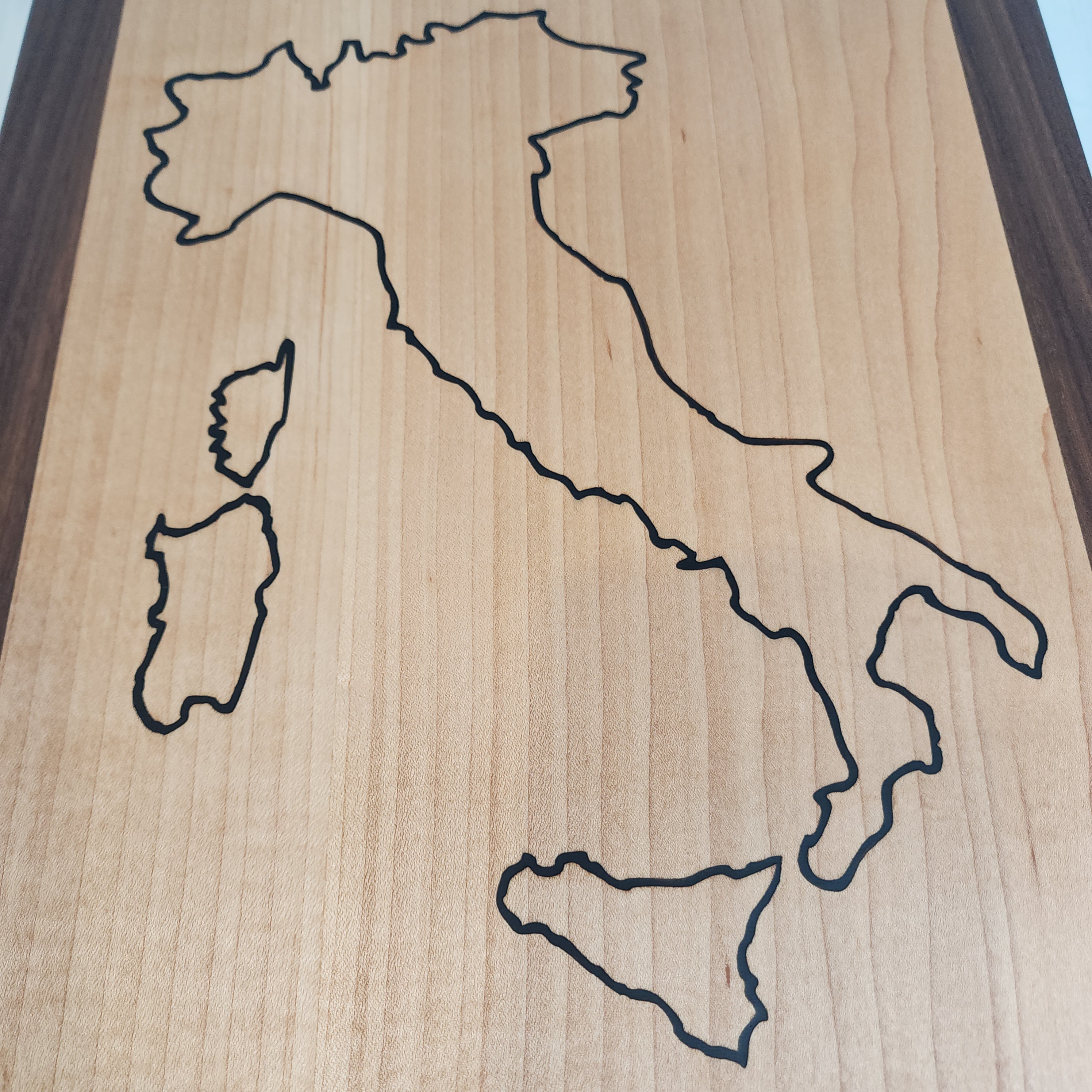 Charcuterie with Italy Inlay - Maple/Walnut