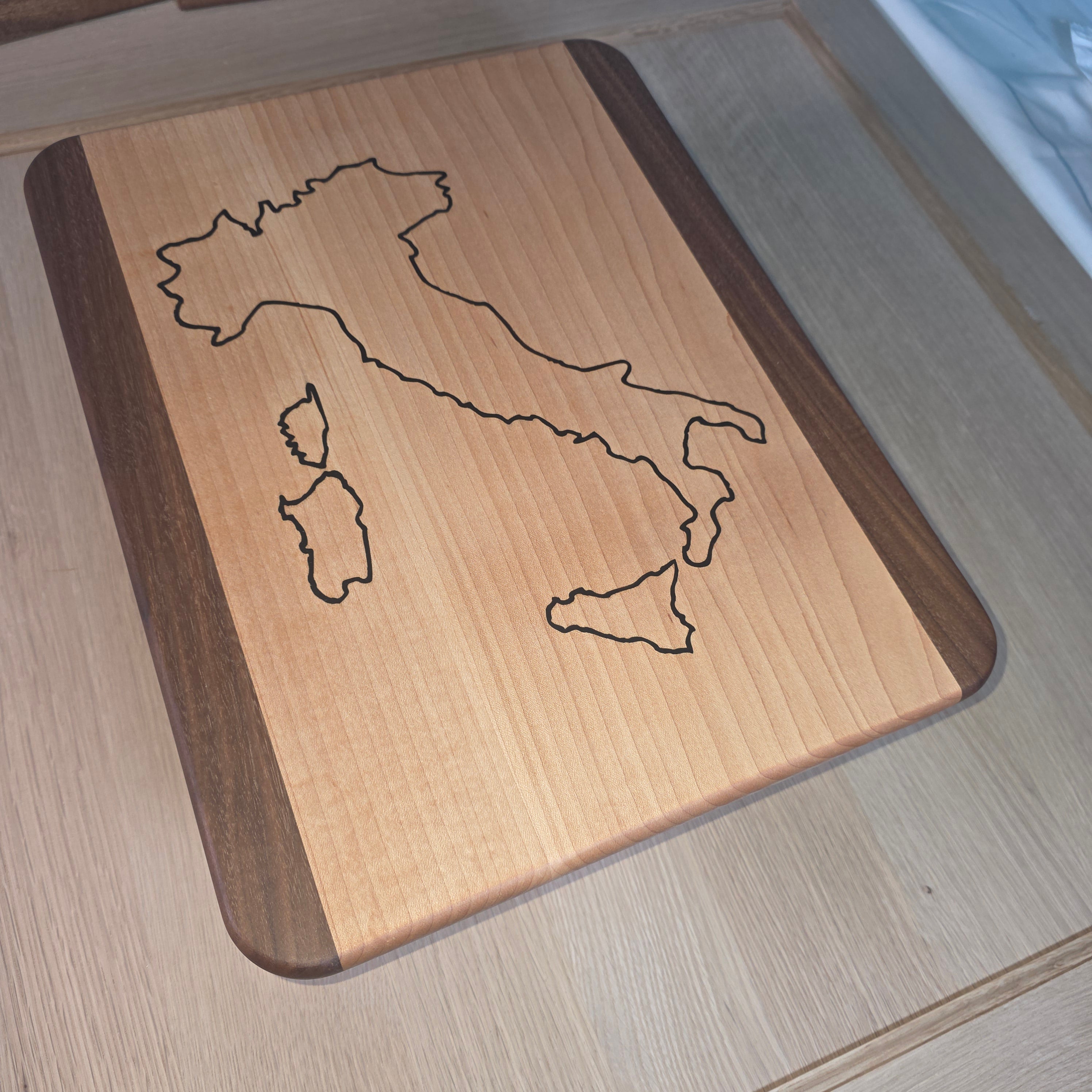 Charcuterie with Italy Inlay - Maple/Walnut