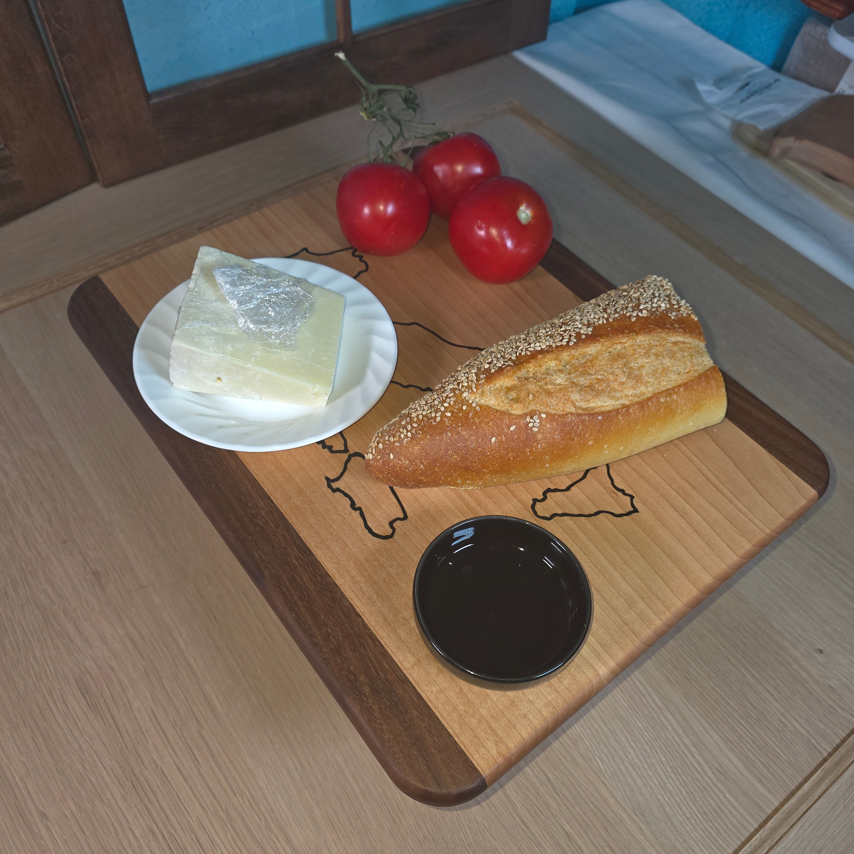Charcuterie with Italy Inlay - Maple/Walnut